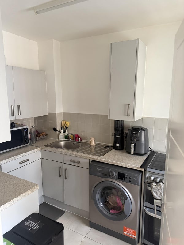 Room Sanctuary Street in Greater London