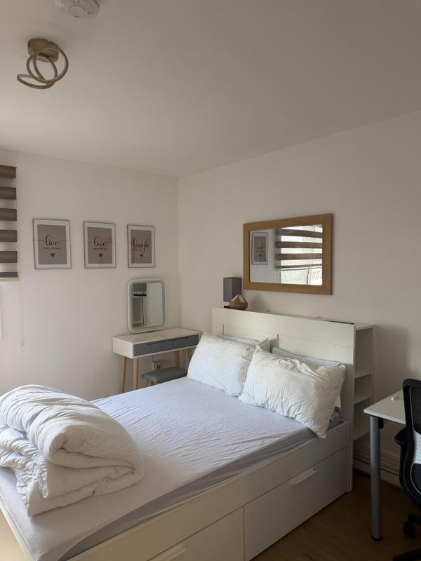 Room Sanctuary Street in Greater London
