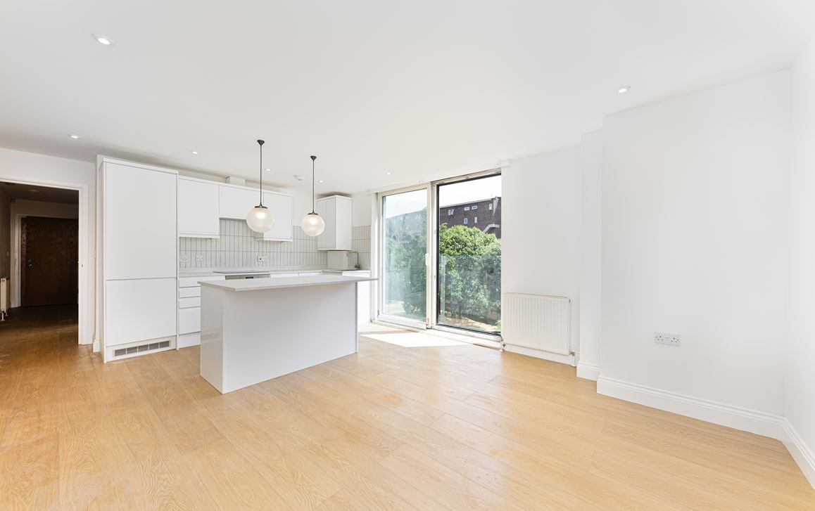 Flat Coldharbour Lane in Greater London