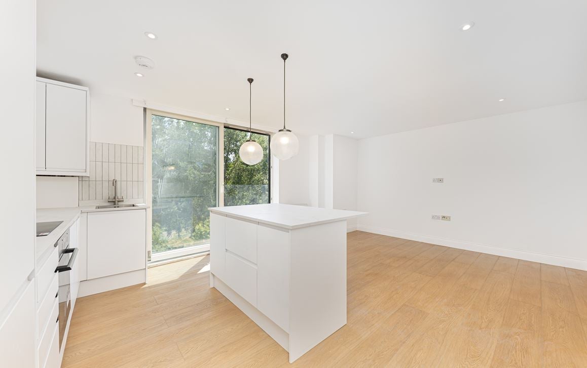 Flat Coldharbour Lane in Greater London
