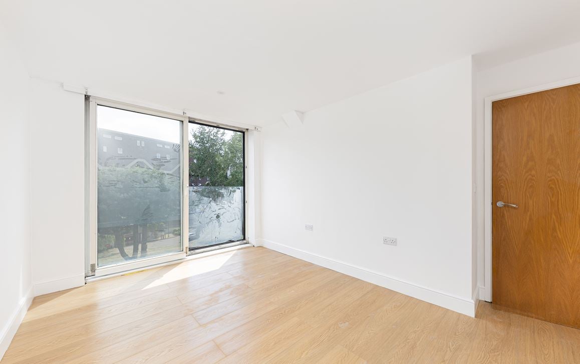 Flat Coldharbour Lane in Greater London