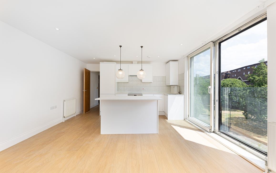 Flat Coldharbour Lane in Greater London
