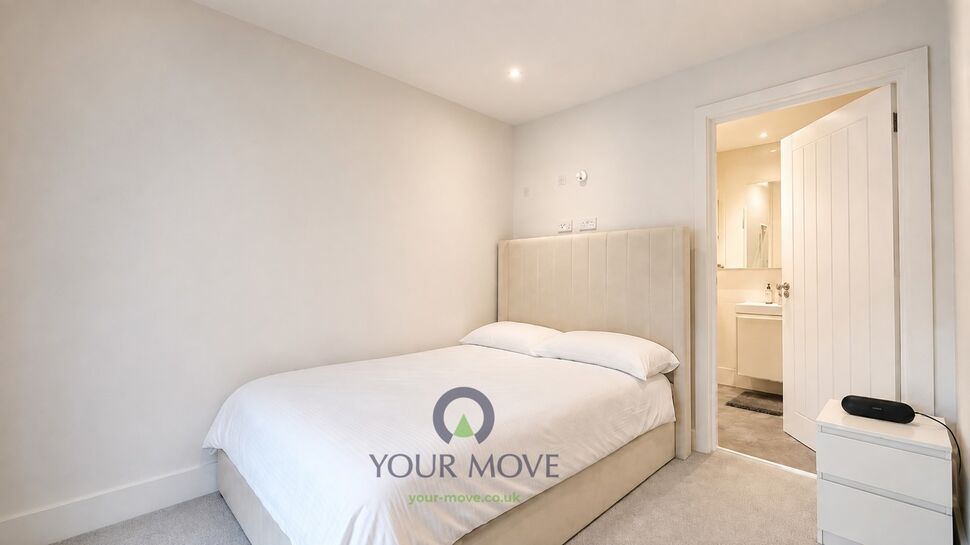 Flat Broadway in Greater London