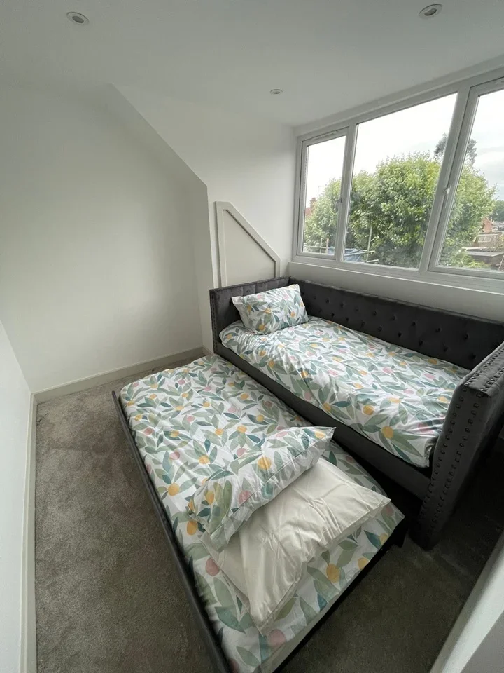 Flat Finchley Road in Greater London