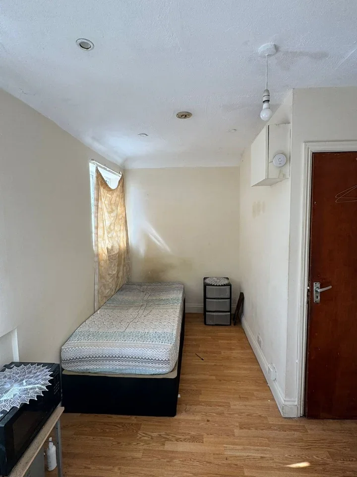 Room Carmelite Road in Greater London