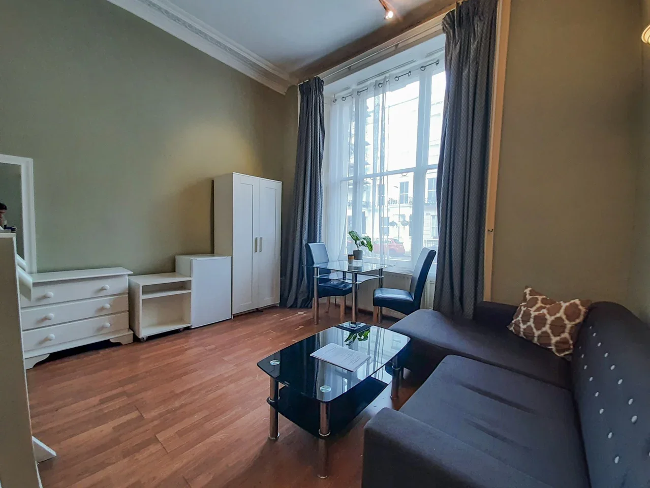 Room St Stephen's Gardens in City of Westminster