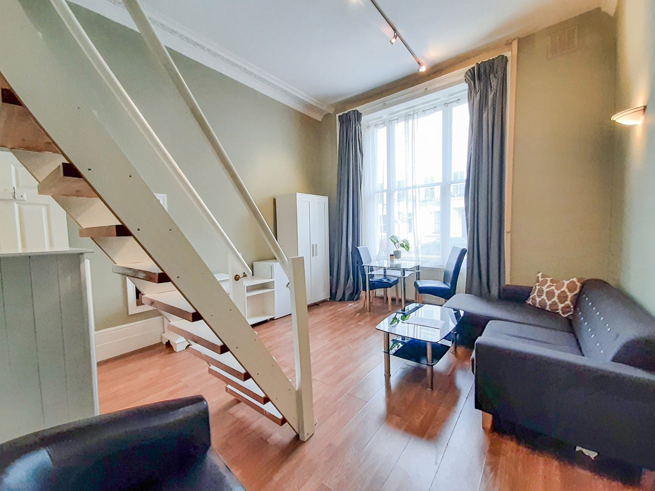 Room St Stephen's Gardens in City of Westminster