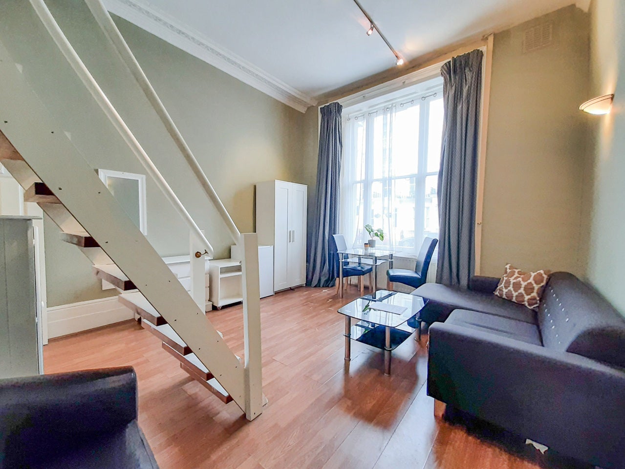 Room St Stephen's Gardens in City of Westminster