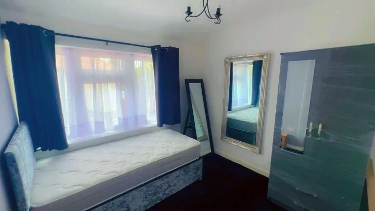 Room Kemp Road in Greater London