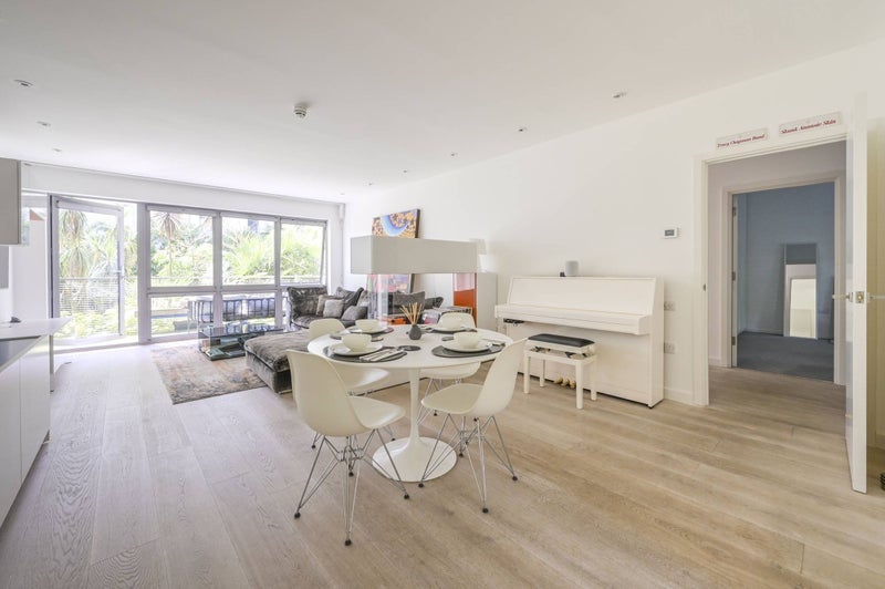 Room Wick Lane in Greater London