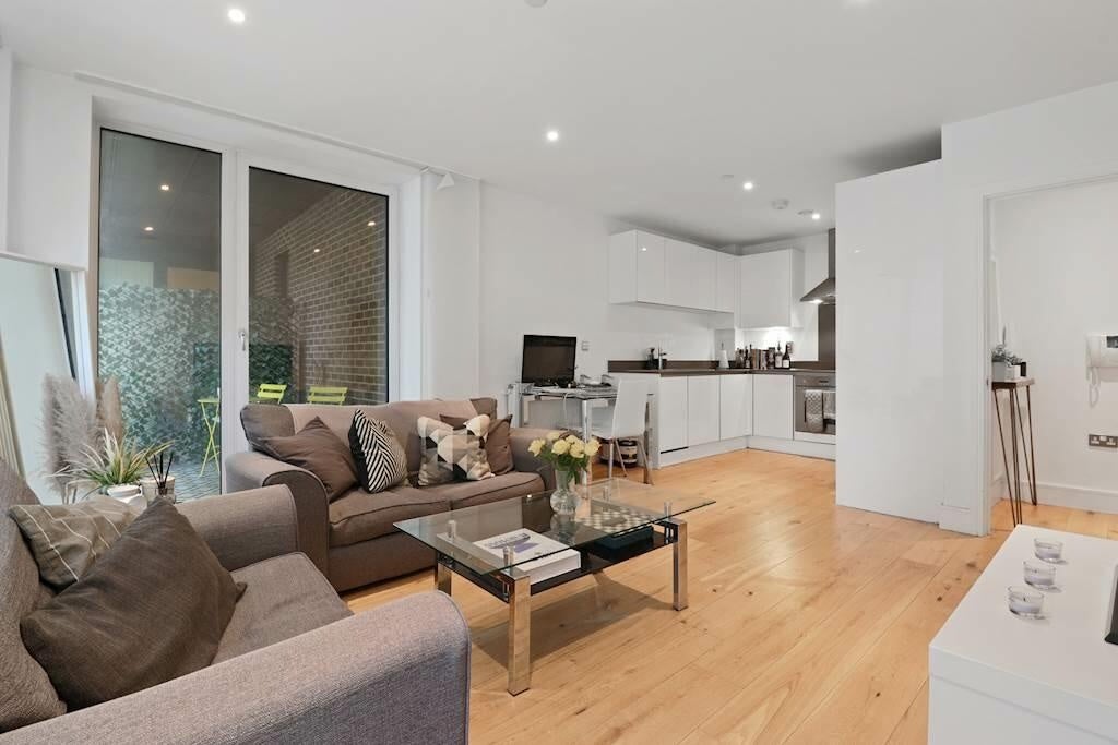 Flat Hoy Street in Greater London
