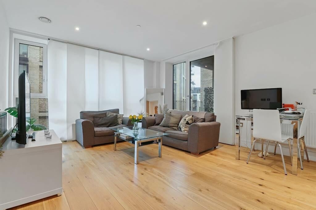 Flat Hoy Street in Greater London