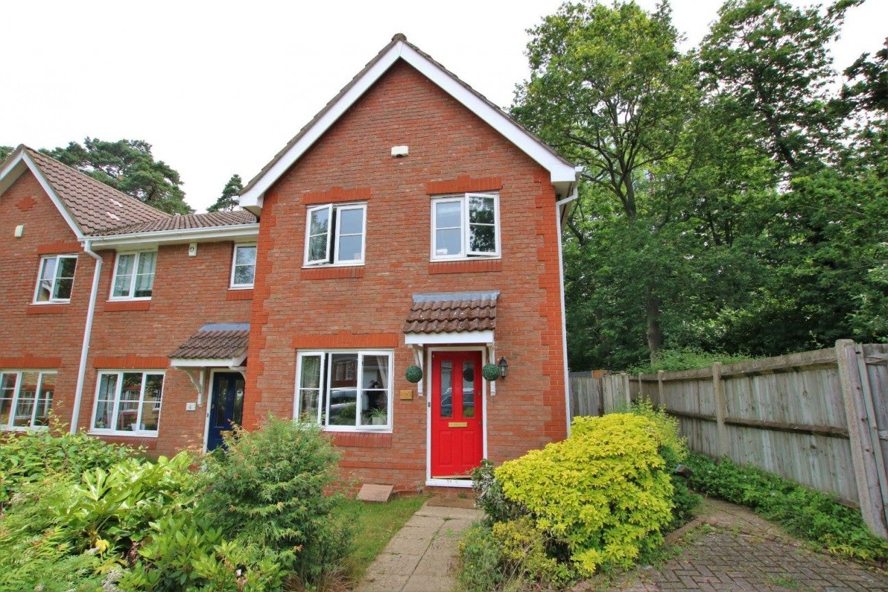 House Montague Close in Wokingham
