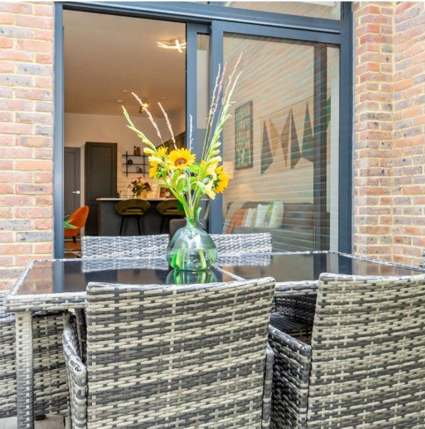 Flat Rosemont Road in Greater London