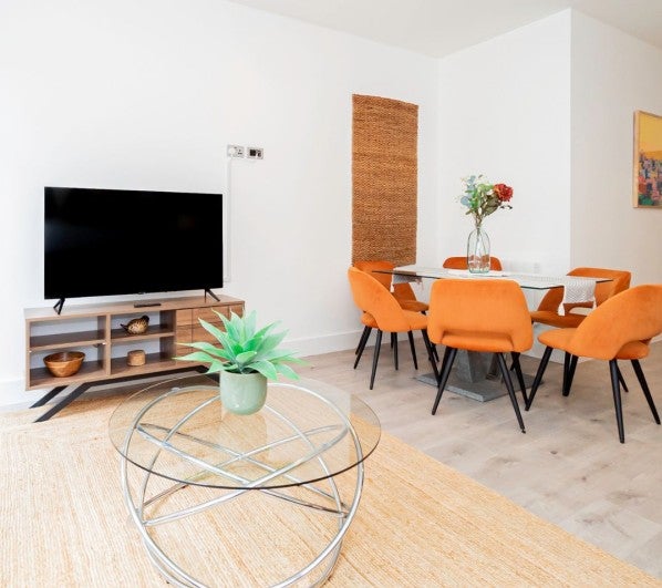 Flat Rosemont Road in Greater London