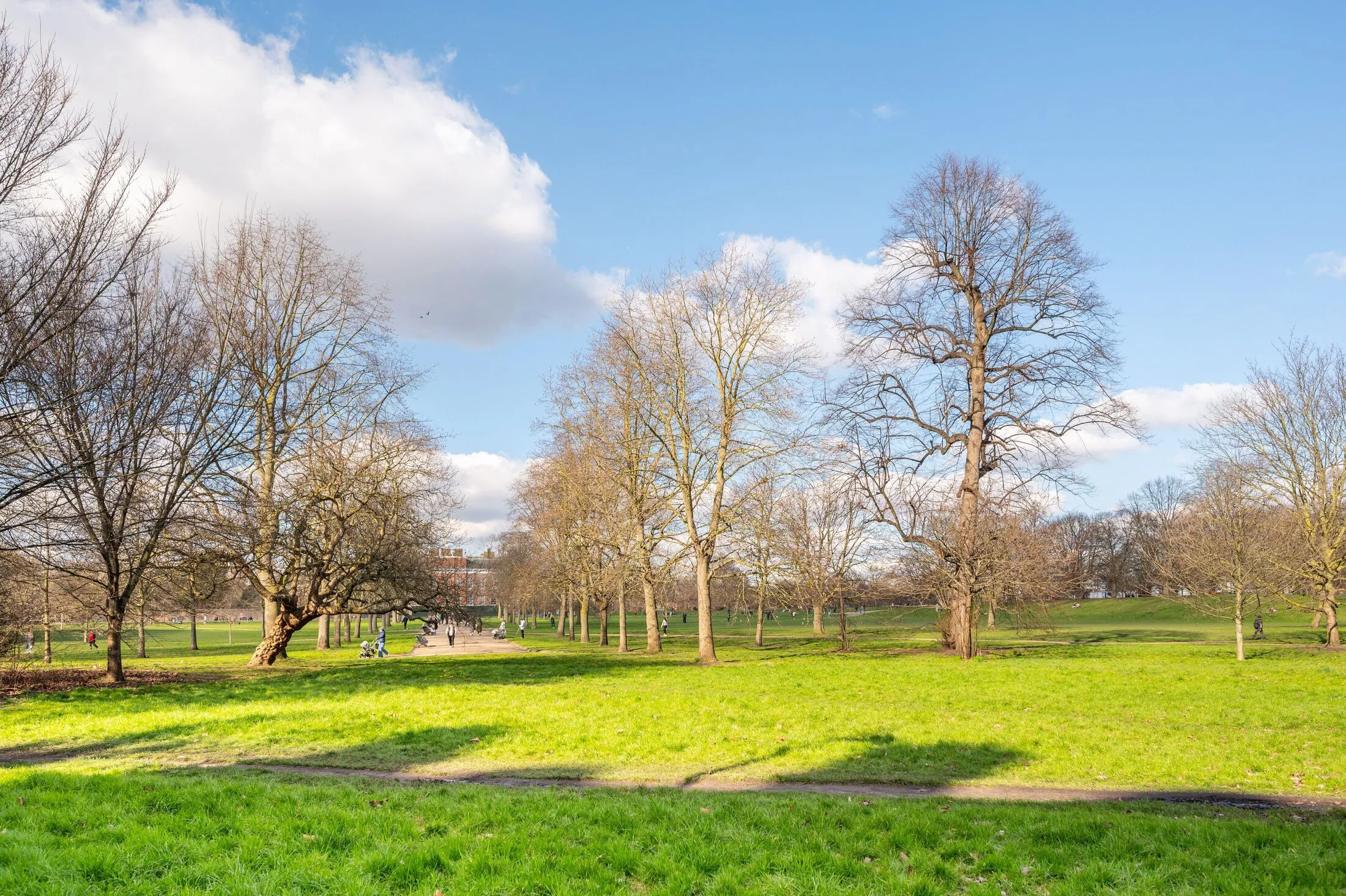 Flat Kensington Court in Greater London