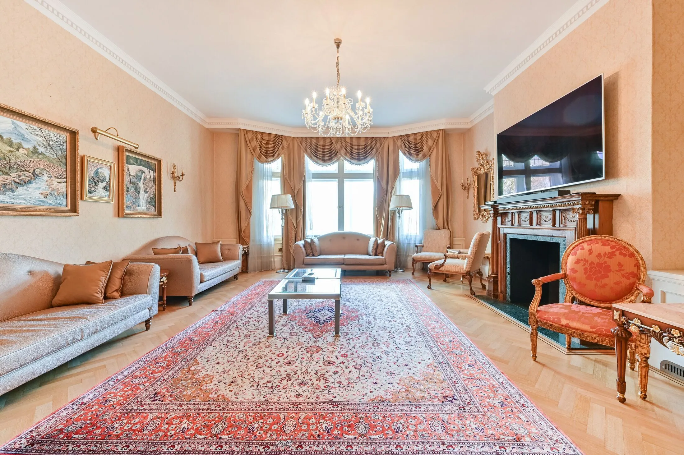 Flat Kensington Court in Greater London