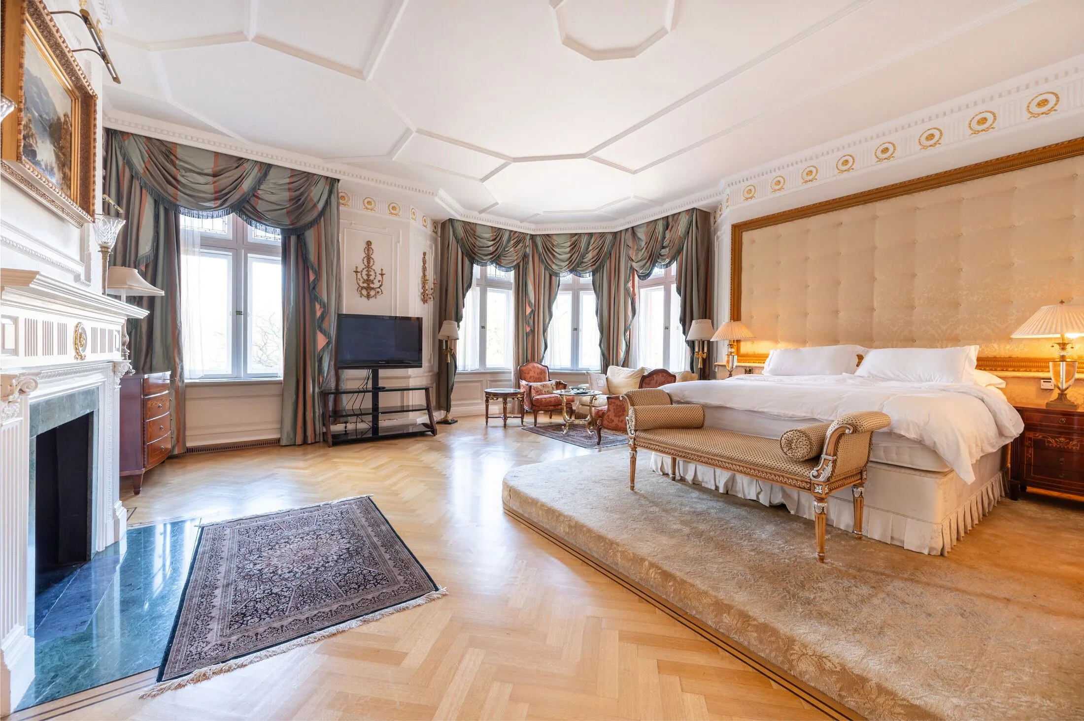 Flat Kensington Court in Greater London