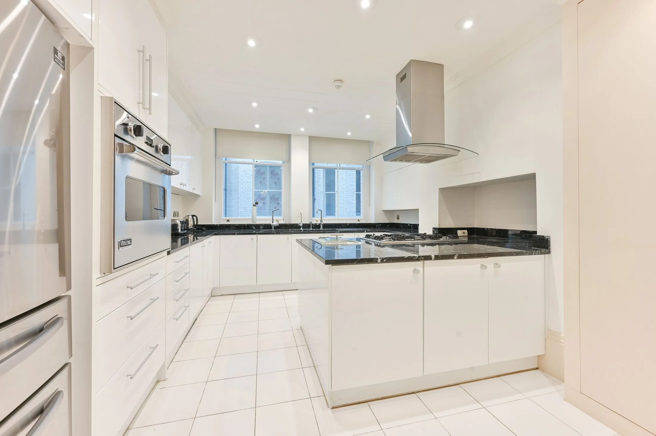 Flat Kensington Court in Greater London