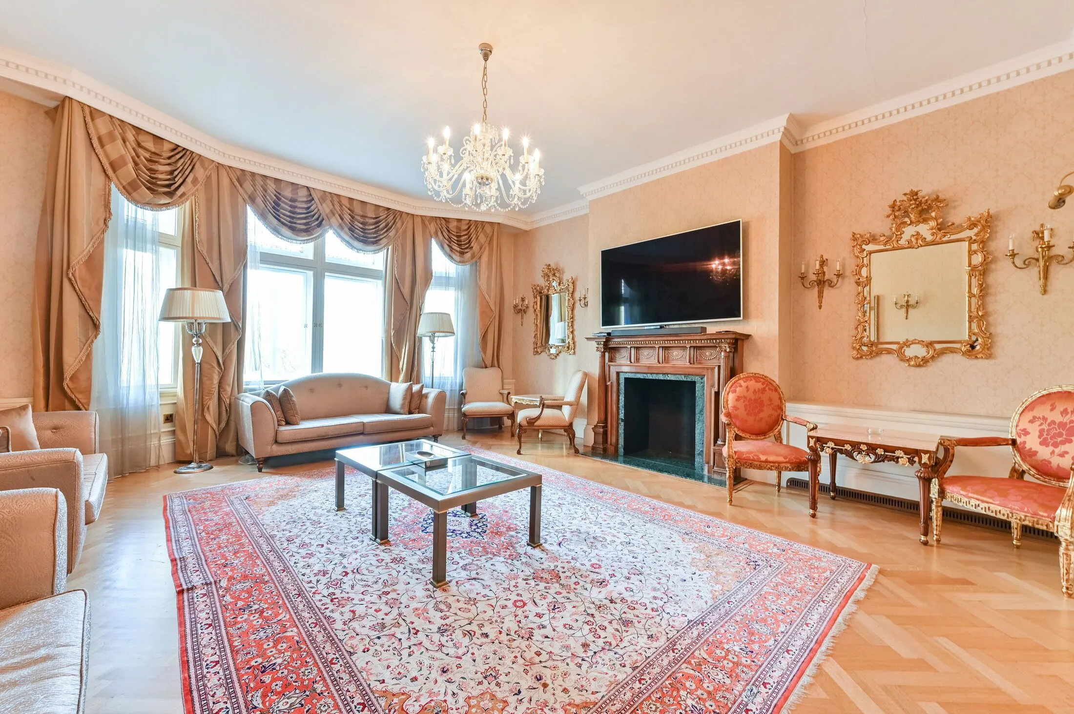 Flat Kensington Court in Greater London
