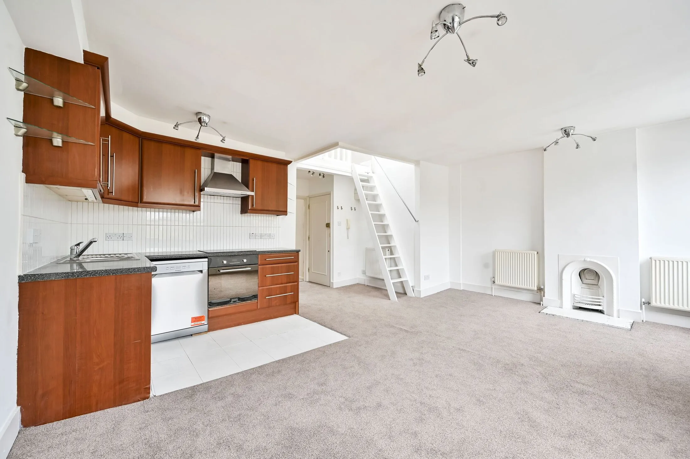 Flat Longridge Road in Greater London