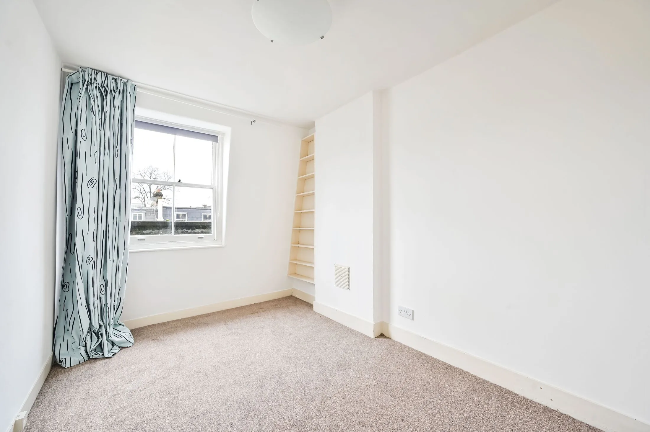 Flat Longridge Road in Greater London