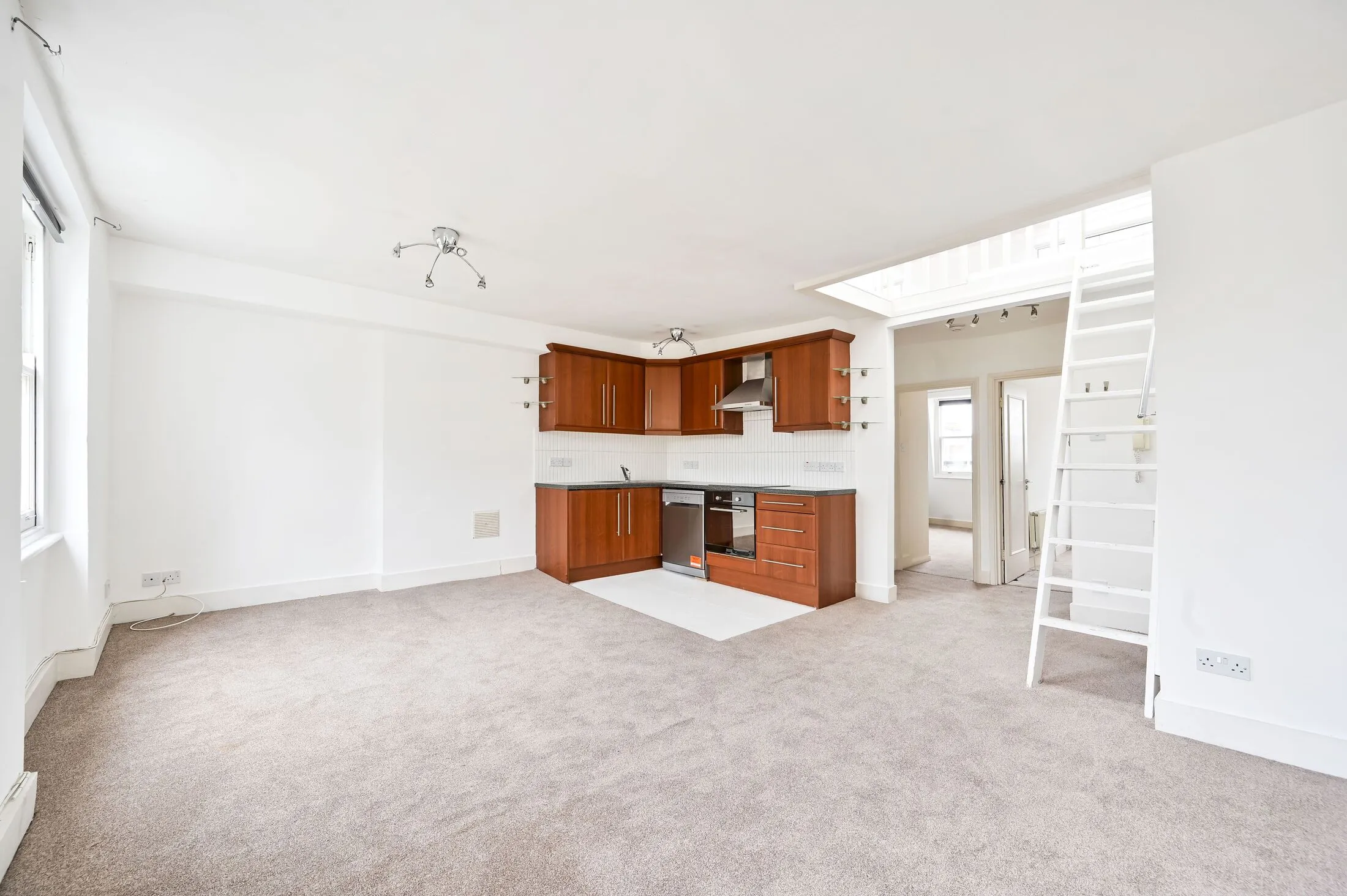 Flat Longridge Road in Greater London