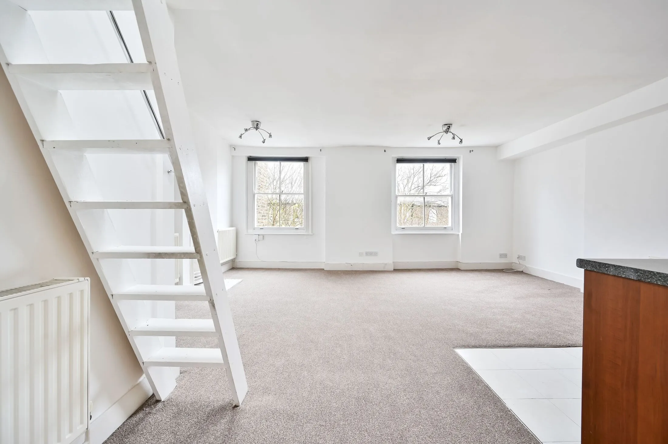 Flat Longridge Road in Greater London