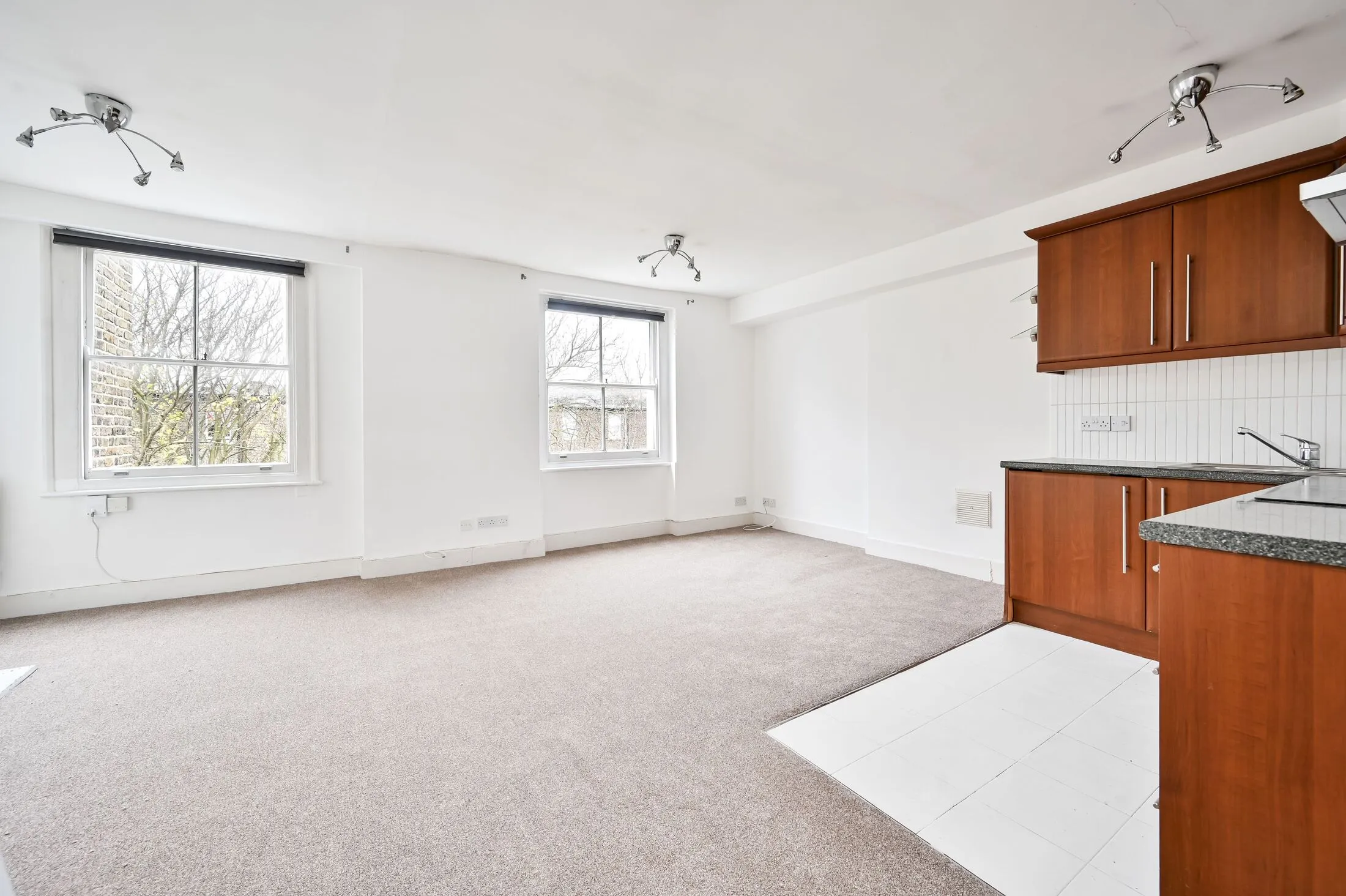Flat Longridge Road in Greater London