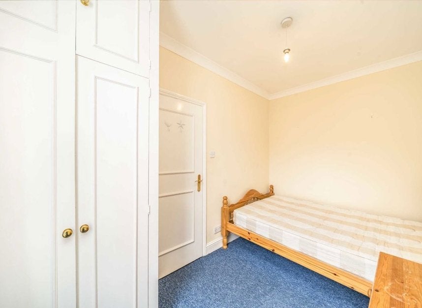 Flat Prideaux Road in Greater London