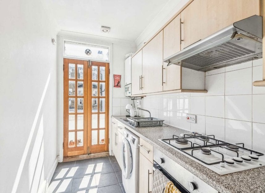 Flat Prideaux Road in Greater London
