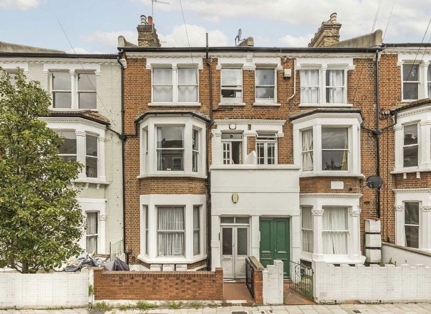 Flat Prideaux Road in Greater London