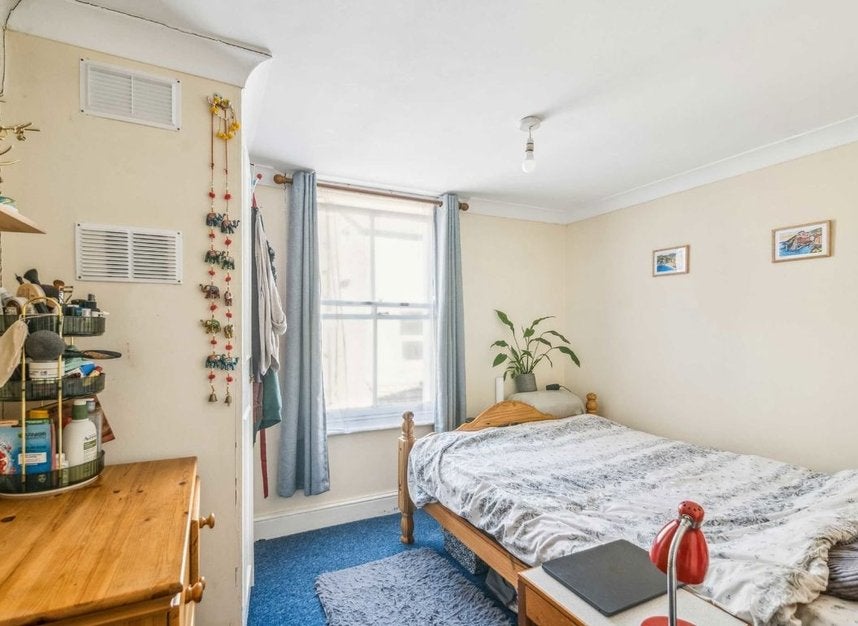 Flat Prideaux Road in Greater London