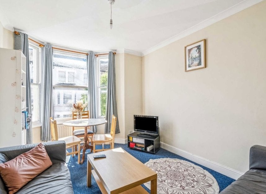 Flat Prideaux Road in Greater London