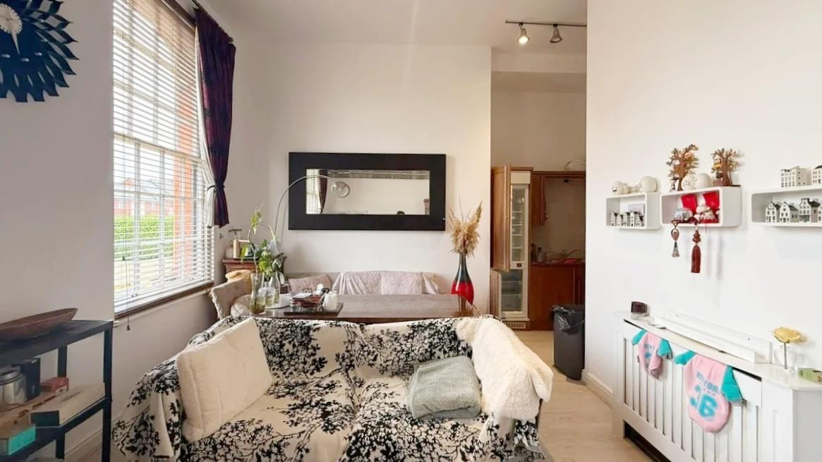 Room Highcroft Road in Birmingham