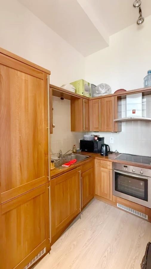 Room Highcroft Road in Birmingham