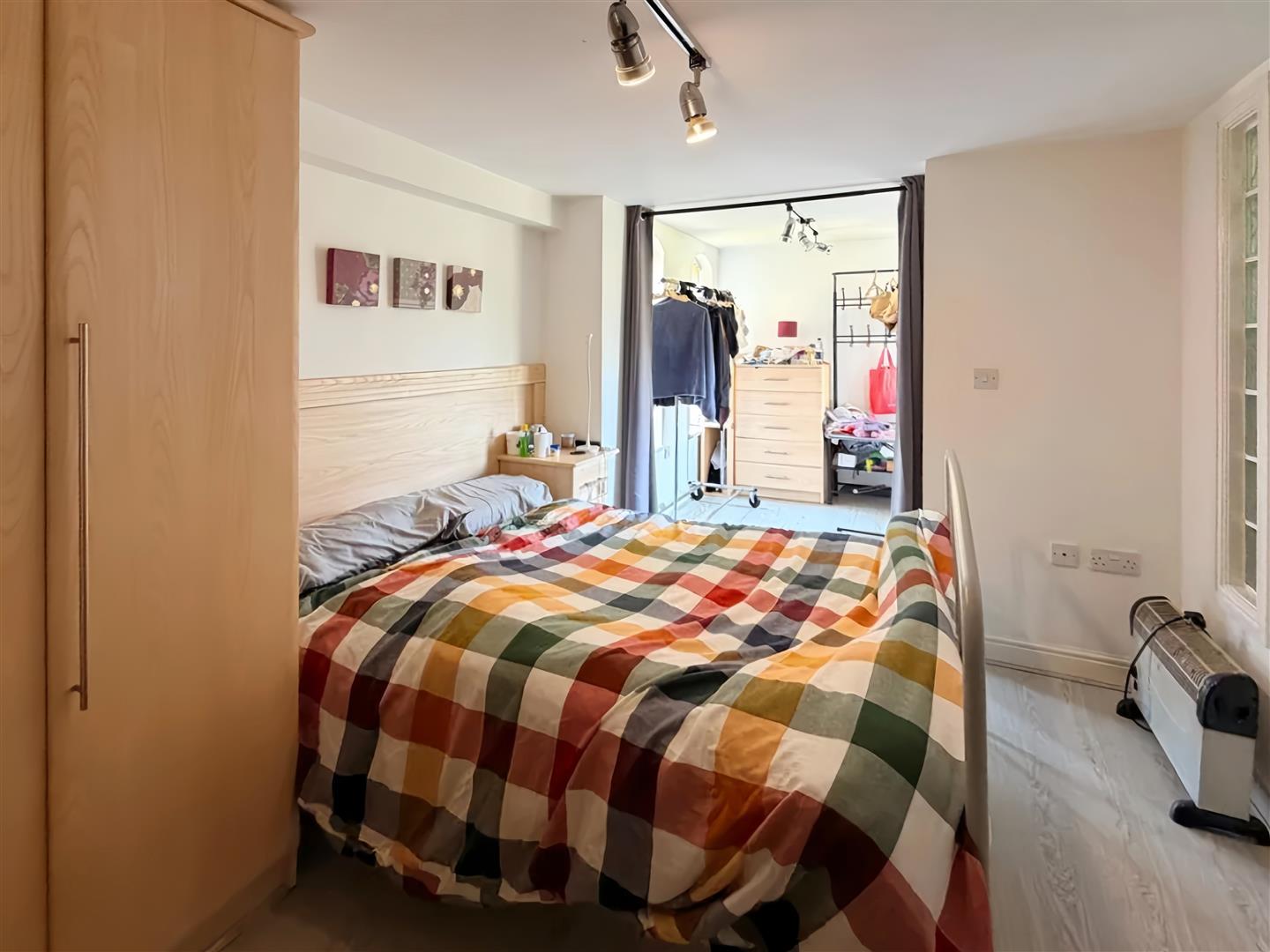Room Highcroft Road in Birmingham