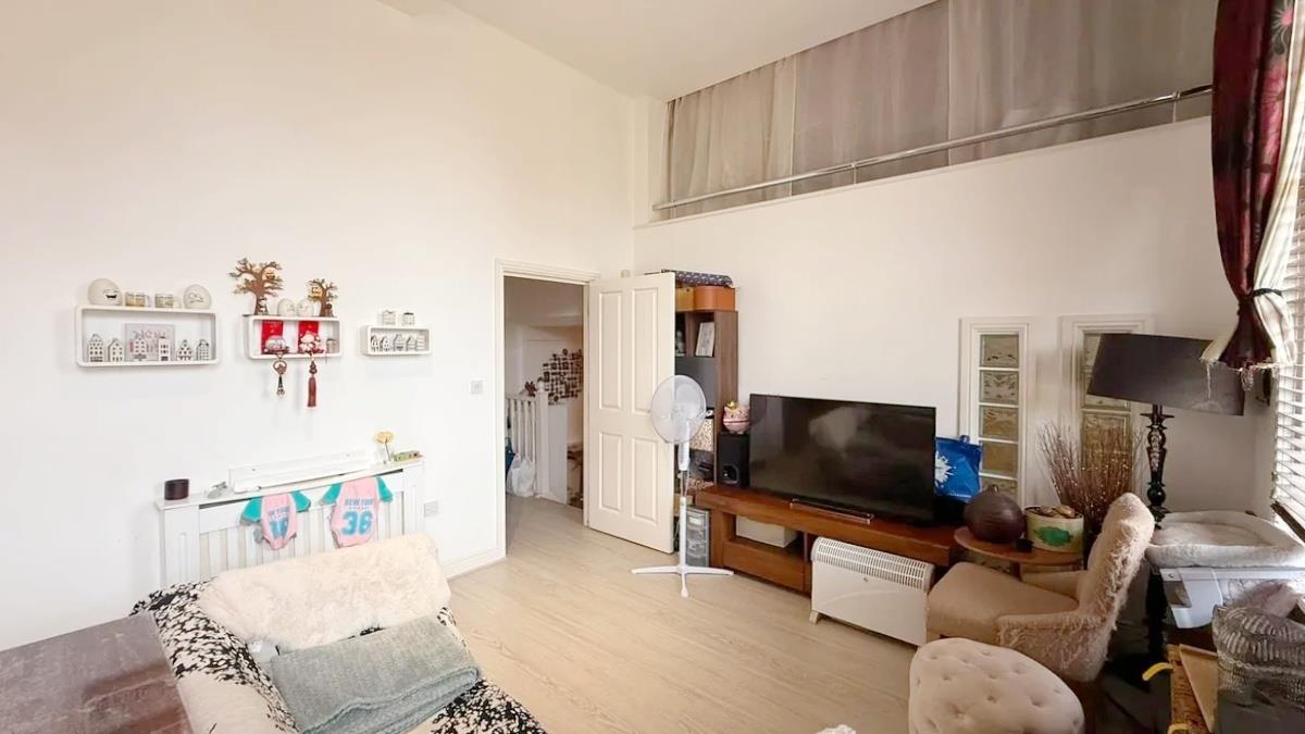 Room Highcroft Road in Birmingham