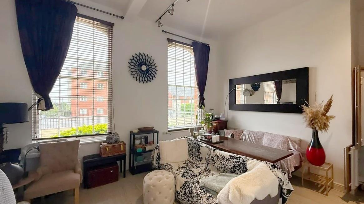 Room Highcroft Road in Birmingham