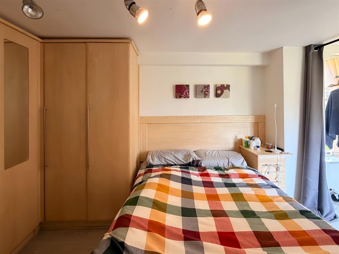 Room Highcroft Road in Birmingham