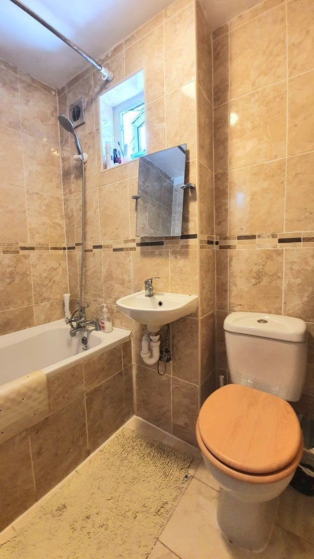 Room Roslyn Road in Greater London