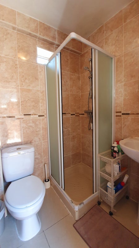 Room Roslyn Road in Greater London