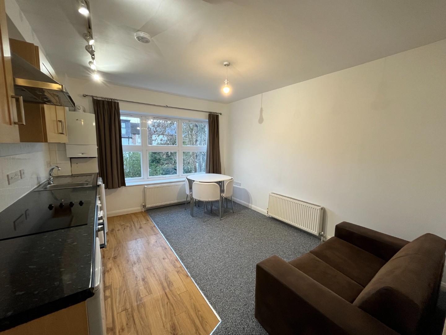 Flat Chestnut Grove in Greater London