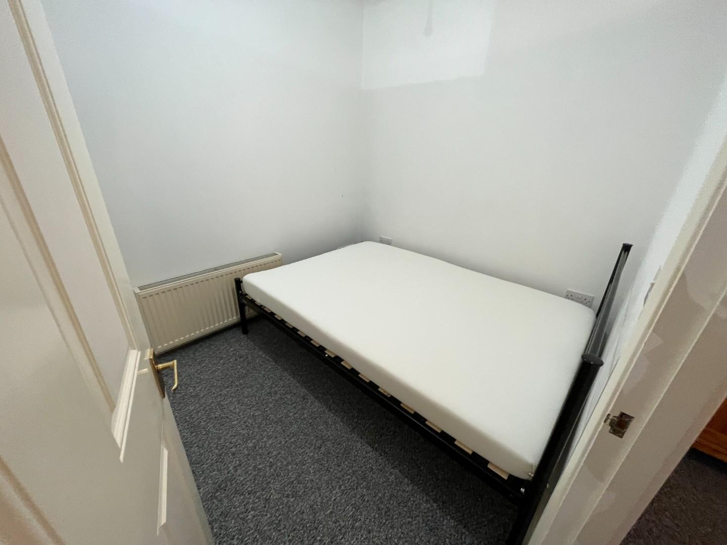 Flat Chestnut Grove in Greater London