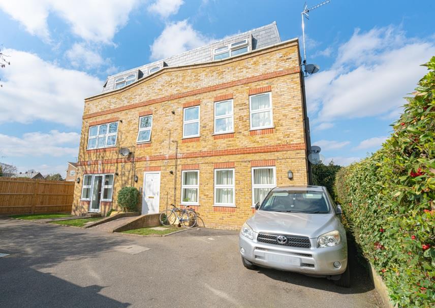 Flat Chestnut Grove in Greater London