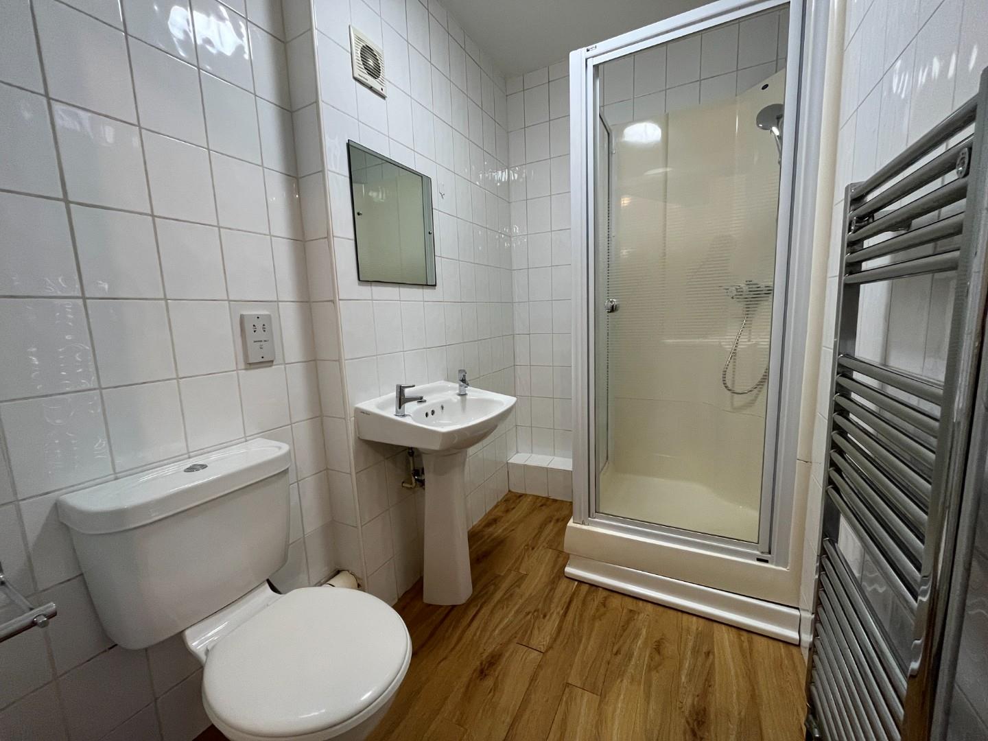 Flat Chestnut Grove in Greater London