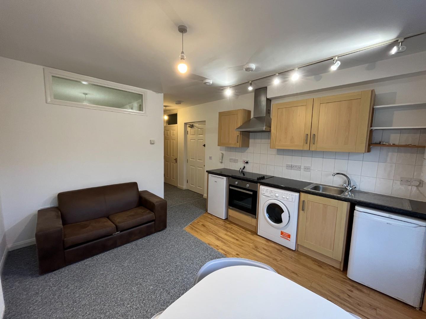 Flat Chestnut Grove in Greater London