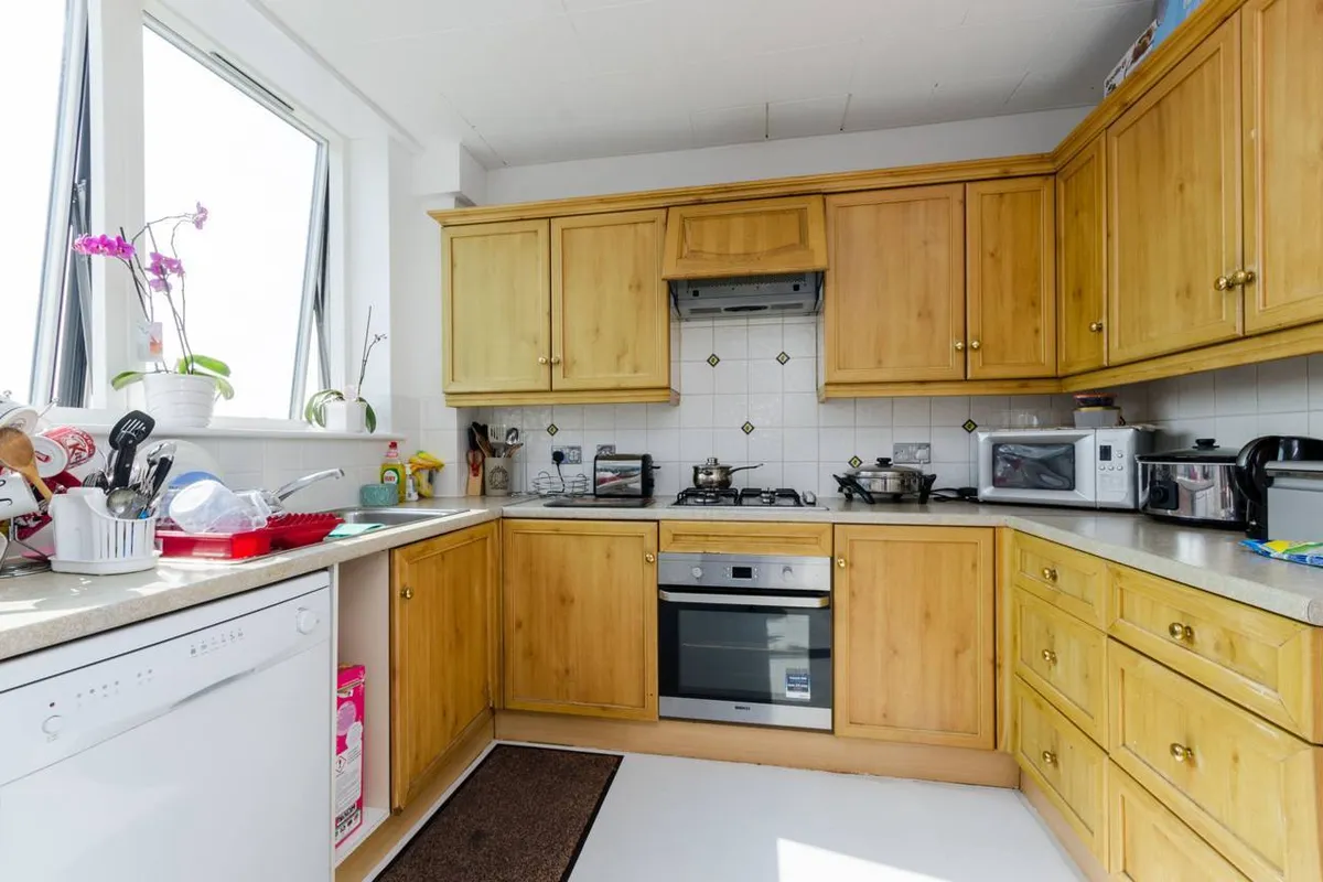 Flat Pemberton Road in Elmbridge