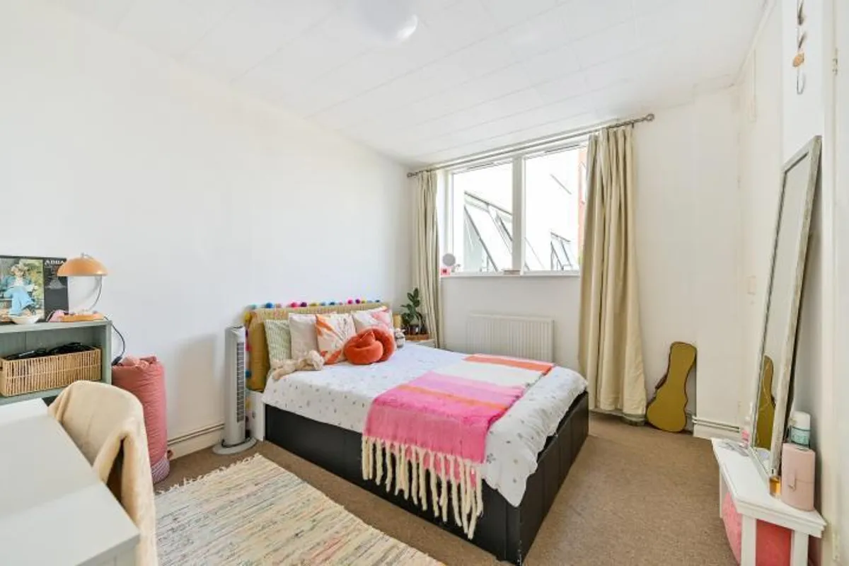 Flat Pemberton Road in Elmbridge