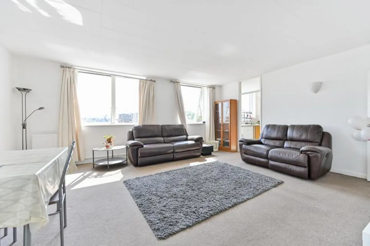 Flat Pemberton Road in Elmbridge